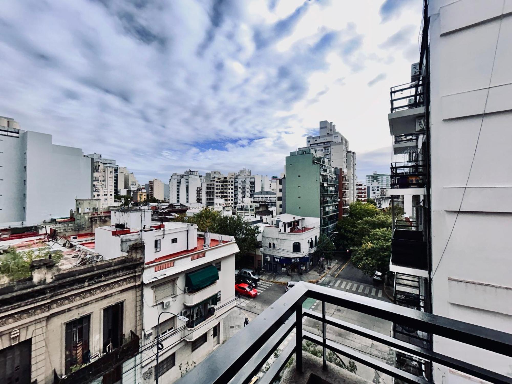 Comodo, Confortable 2 Ambientes Con Balcon En Almagro A 100 Metros Del Hospital Italiamo Ubicado En Calle Tranquila - Buenos Aires — Photos 1